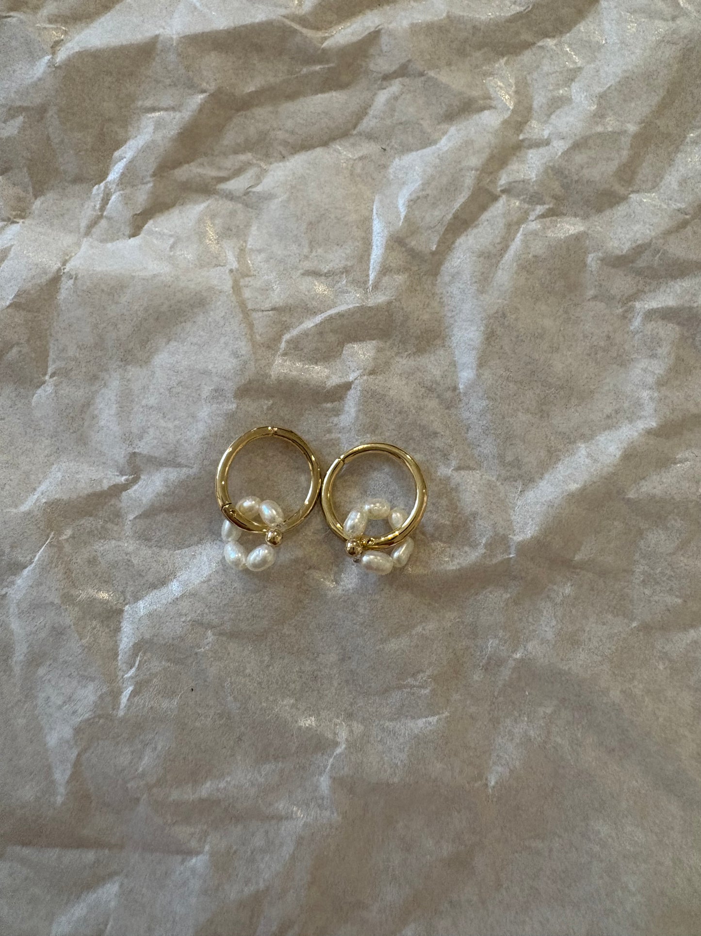 Kleine Ohrringe mit Perlenring - Studio Niovi