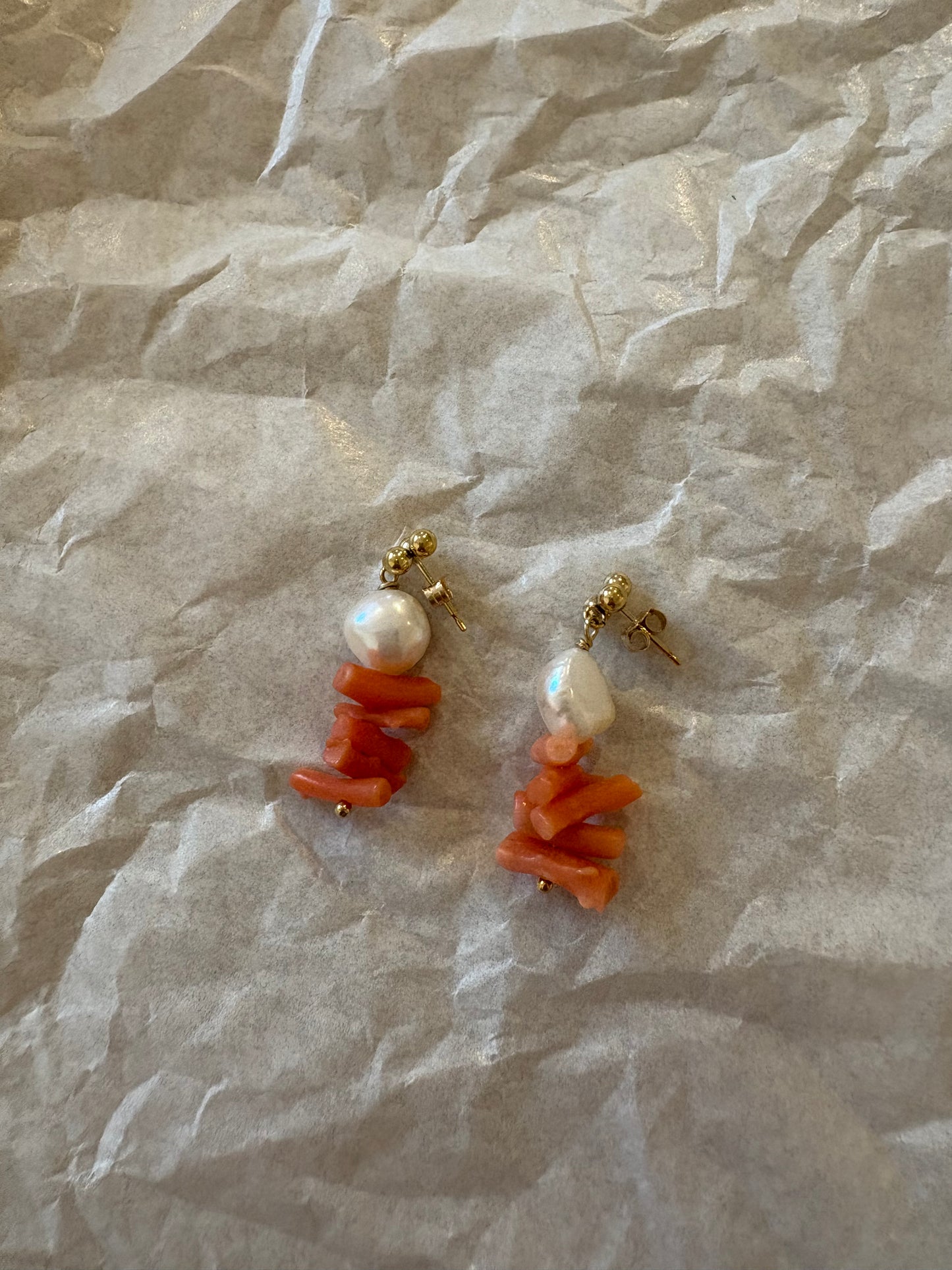 Ohrringe mit Perle und Koralle - Studio Niovi