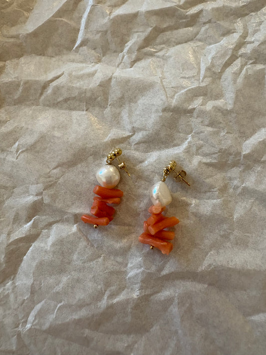 Ohrringe mit Perle und Koralle - Studio Niovi