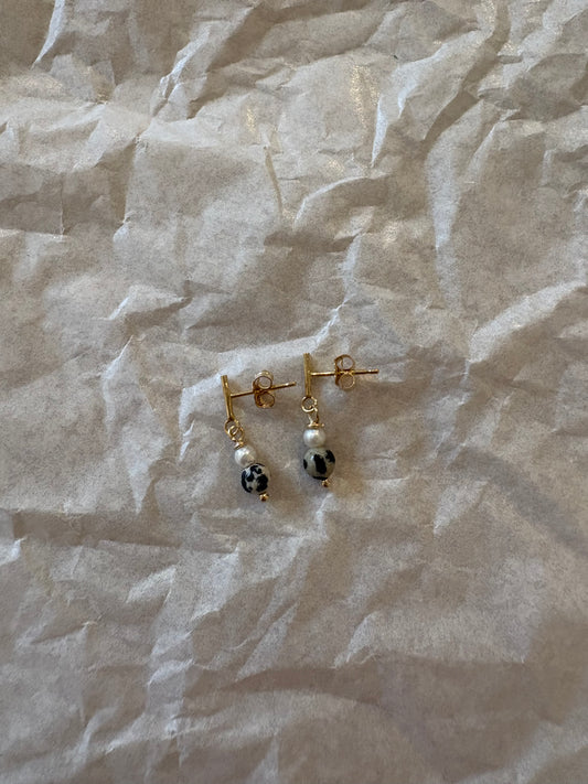 Ohrstecker mit Perle und Dalmatiner-Jaspis - Studio Niovi