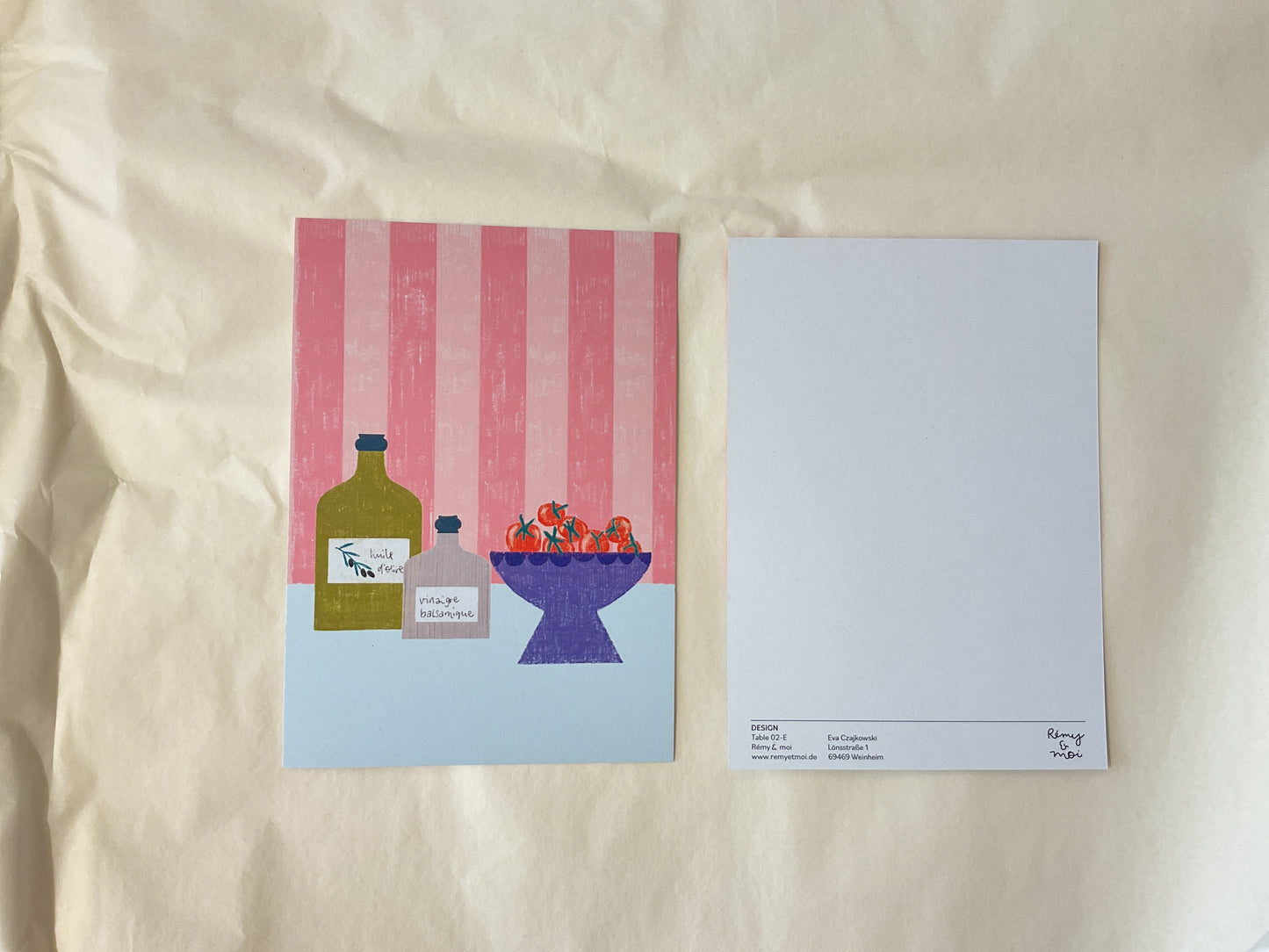 Roter Tisch mit Blumenvase - remyetmoi